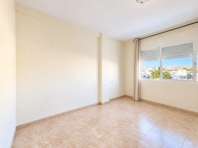 Piso luminoso de 3 dormitorios con terraza en Avenida de Mijas, Fuengirola — 11