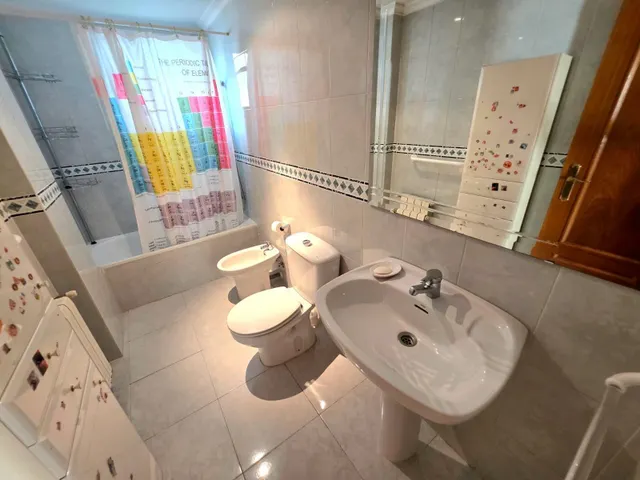 Amplia Vivienda en Alquiler con Terraza en Castellón. — 26