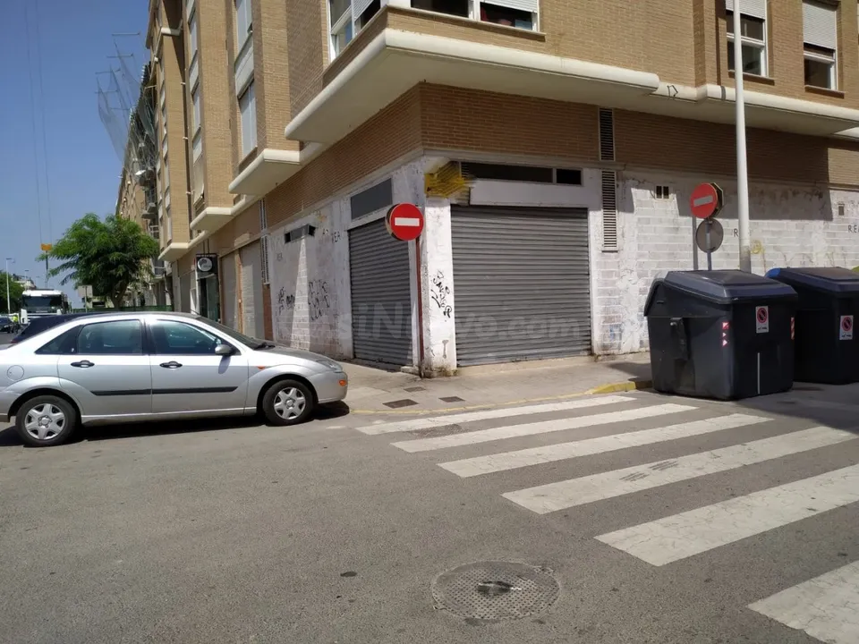 LOCAL A DOS CALLES