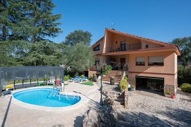 Casa unfamiliar de 5 habitaciones con piscina en preciosa ur