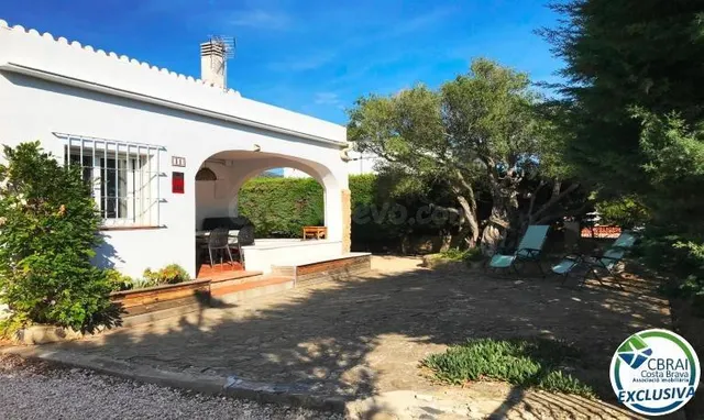 Casa con amplio jardín en venta en Mas Boscà Roses - foto 2