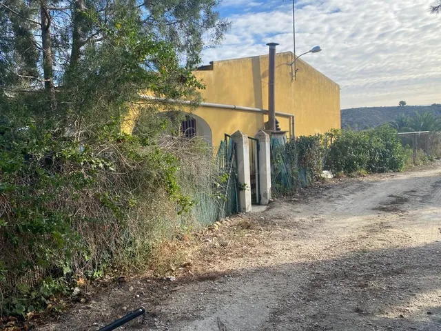 Terreno rústico 6.552m2 con una casa