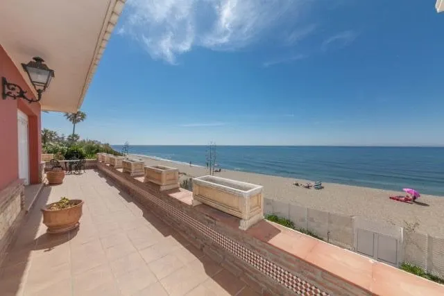 villa independiente 1º linea de playa cabopino — 11