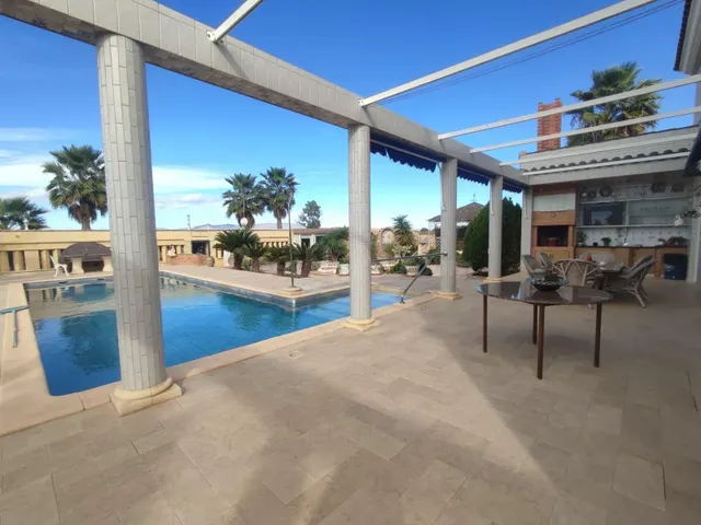 Espectacular chalet de lujo con gran parcela y piscina priva - foto 2