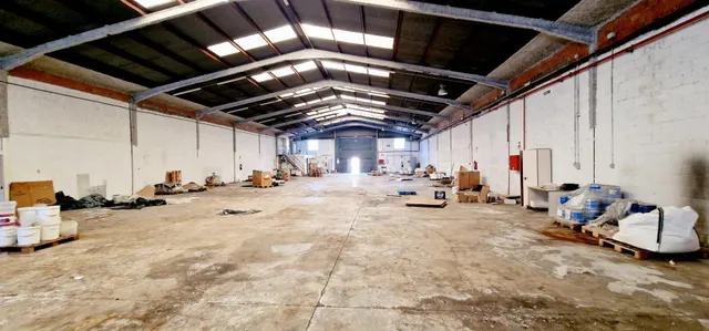 Venta de Nave Industrial de 855 m2 – Polígono Activo y Bien  - foto 2