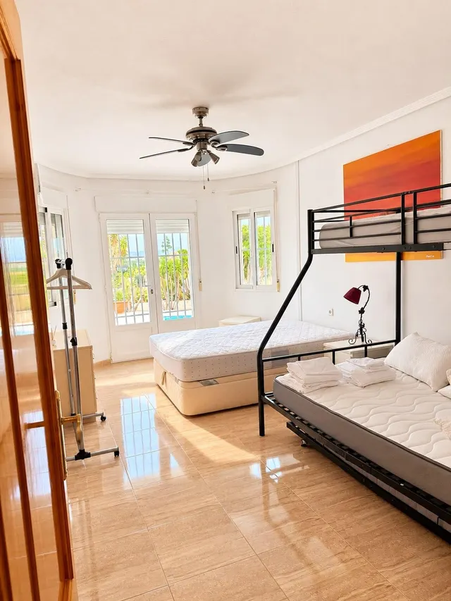 Chalet con piscina privada y parcela — 11