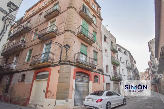 ¡Edificio de 629 m2 para inversores, alquilado en el centro 