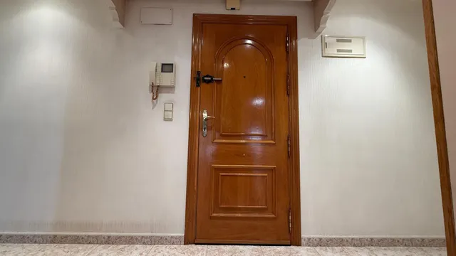 ✨ Piso de 135 m2 en pleno centro de Torrevieja, junto a la Plaza de la Constitución – Amplio, luminoso y con infinitas posibilidades ✨ — 20