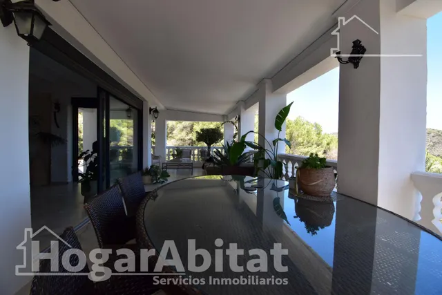 ¡chalet totalmente reformado con licencia turística! amplio con 4 viviendas independientes y piscina privada — 50