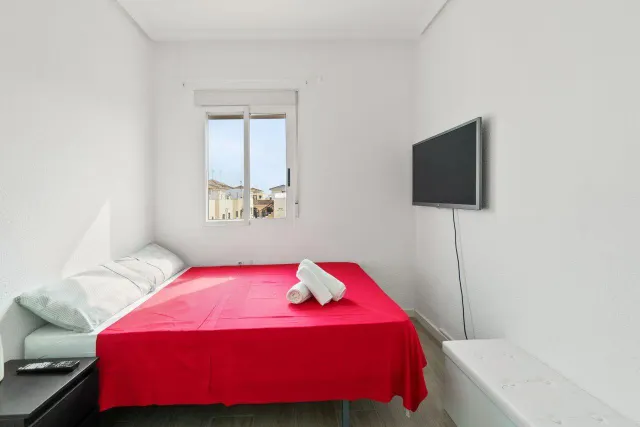 BONITA CASA ADOSADA EN ORIHULA COSTA:3 HAB, 1 BAÑO, 1 ASEO — 17