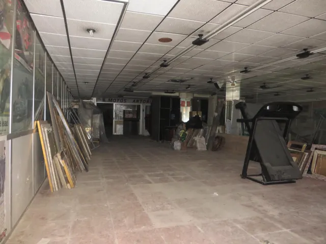Local comercial, en Ciudad Jardín, con licencia de apertura de taller de motos. — 6