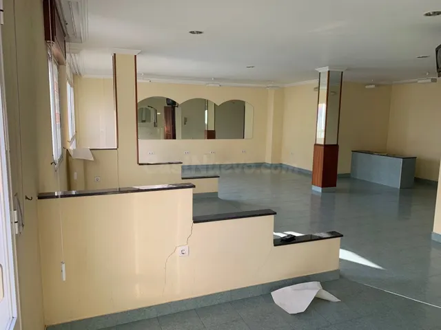 SE VENDE O ALQUILA ENTREPLANTA COMERCIAL EN RIANXO - foto 2