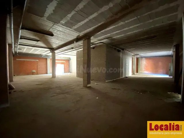 Amplio local comercial en bruto, Torrelavega. - foto 4