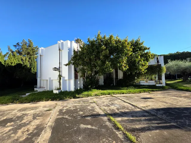 Se vende villa próxima al término municipal de Benicàssim, muy cerca de la playa. La casa está sobre una parcela de 1.889 m2, de la cual saldrían 3 parcelas de 629 m2 en caso de querer dividir el — 6