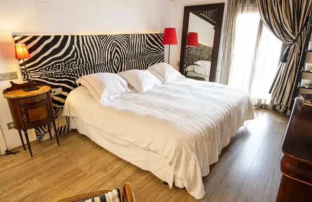 Piso único en Ruzafa con suite, bañera y techos altos. — 12