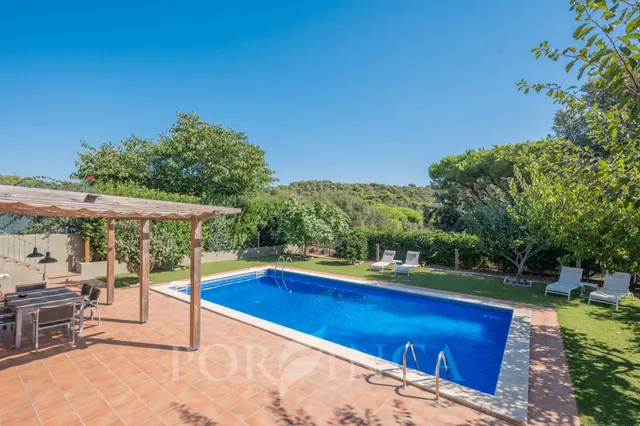 Casa completamente reformada con apartamento independiente, licencia turística, gran jardín y piscina en Calonge — 10