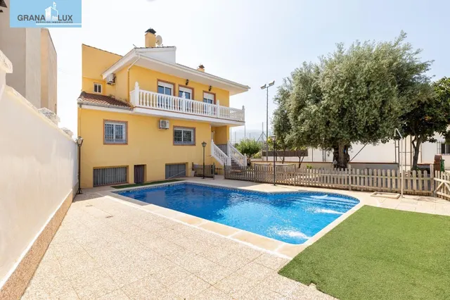 Amplio Chalet con piscina, pista deportiva y vistas en Ogíjares. — 27