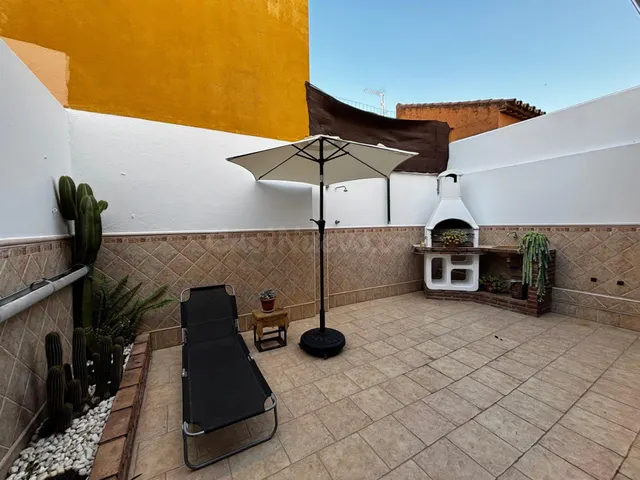 VIVIENDA CON PATIO, GARAJE Y COCINA EXTERIOR EN ZONA RESIDENCIAL — 3