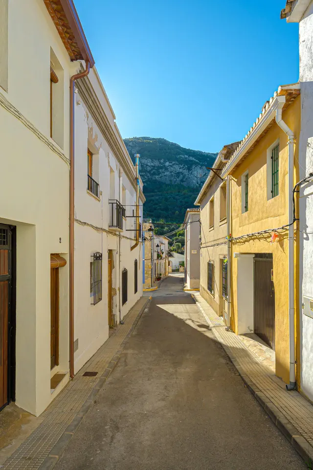 Encantadora casa de pueblo en venta en Llosa de Camacho - foto 3