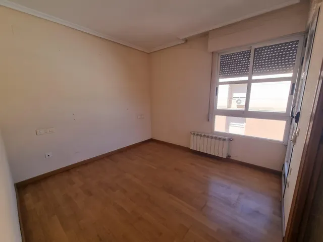 PISO AVDA. AMALIO GIMENO — 24