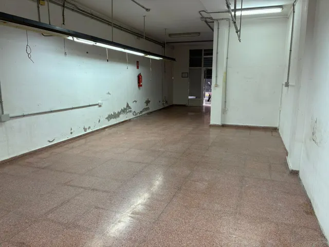 Se vende local en excelente ubicación, con un baño y patio, con techos altos. — 4