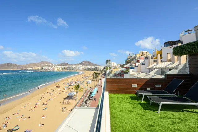Ático de lujo en venta en primera línea de la Playa de Las C - foto 3