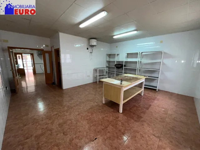 Local comercial TOTALMENTE ACONDICIONADO con casa de madera - foto 4