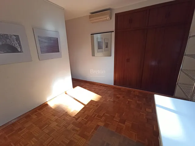 Interesante piso, incluye plaza de garaje, Sector Universidad. — 17