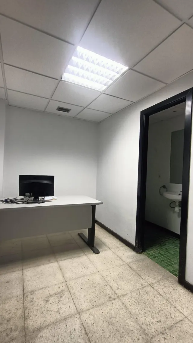 Amplio Local Comercial en Elche - Ideal para Centro Estético o Deportivo — 11