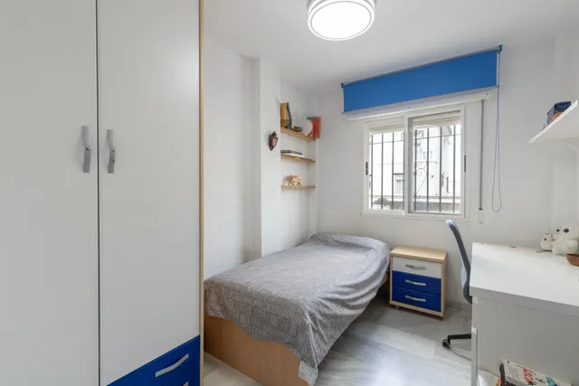 Casa independiente con piscina en La Zubia. — 12