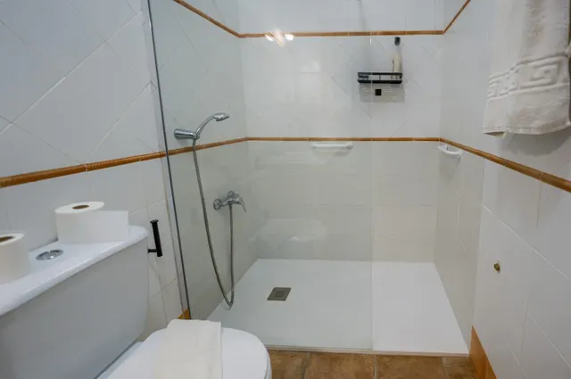 Espectacular chalet con piscina de diseño, jardín de 2.000 m2 y 4 dormitorios con baño propio — 30