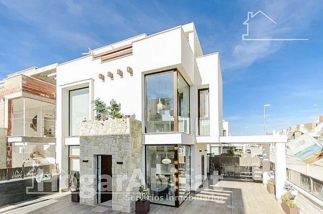 MARAVILLOSO CHALET CON JARDÍN, PISCINA Y GARAJE — 2