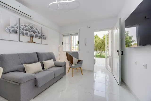 Planta baja de dos dormitorios, totalmente reformada y con piscina comunitaria — 11
