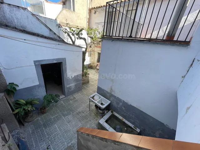 CASA CON ACCESO A DOS CALLES EN MALPARTIDA DE CÁCERES - foto 4
