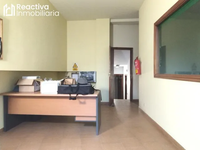 Bajo de oficinas + 2 plazas de garaje en Santiago, zona de S - foto 3