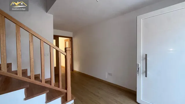 Chalé adosado, con terraza 30m , jardín 70m , garaje para 2 coches. 5 habitaciones. 3 baños. Cocina salón comedor de 35 m2. Magnificas vistas. Muy soleados — 26