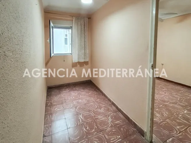¡Gran oportunidad de inversión en En Corts! Piso exterior con balcón y muchas posibilidades — 14