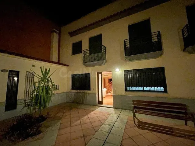 Amplia y Acogedora Casa de 3 Dormitorios con Garaje y Solári - foto 2