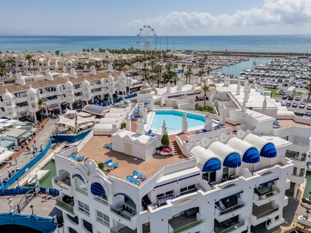 Ático de 2 dormitorios en Puerto Marina, sol de mañana — 23