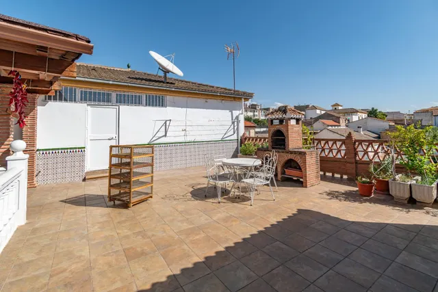 Gran Casa en Esquina en Atarfe – 4 Dormitorios, Piscina, Garaje y Espacio Comercial — 41