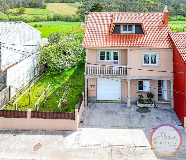 ¡CASA LISTA para ENTRAR con 382 m2 con TERRAZA+ TERRENO por 