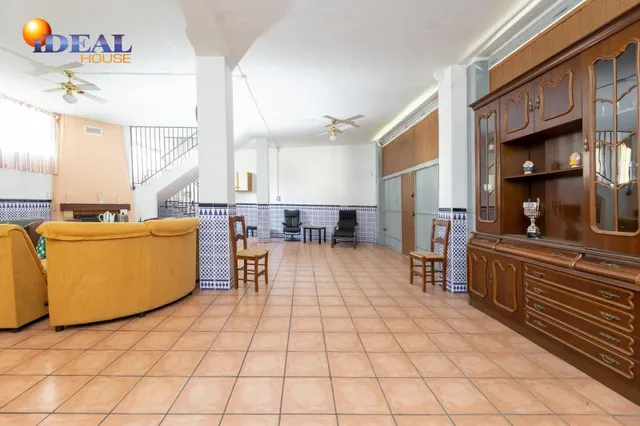 Amplio Chalet con piscina, pista deportiva y vistas en Ogíjares. — 24
