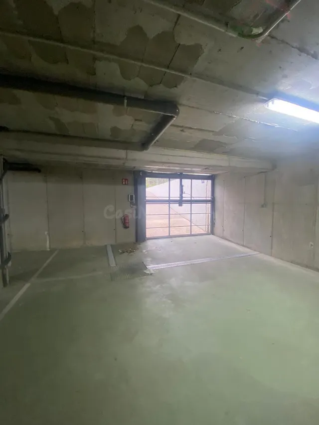 Plaza de parking cerrada con puerta automática al lado de Po - foto 4
