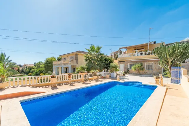 Maravilloso chalet pareado (aprox. 130 m2 + terrazas y garaje) con 4 dormitorios y 2 baños. Amplia parcela privada (516 m2) con jardín y gran piscina. — 5