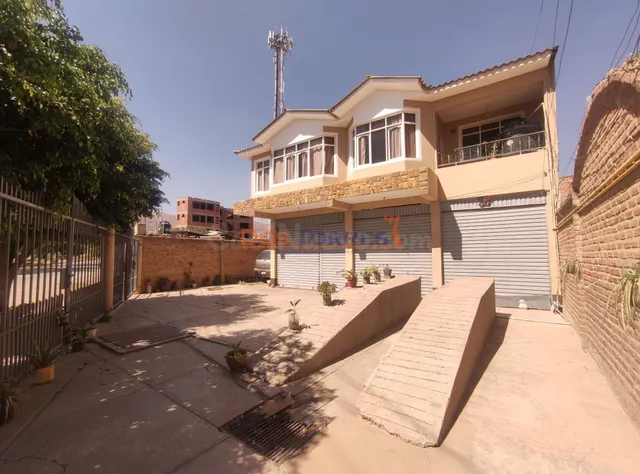 Amplia casa ideal para negocio y vivienda sobre Avenida próx