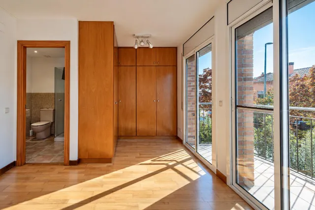 EN EXCLUSIVA CASA ADOSADA CON TERRAZAS Y MUCHO ESPACIO EN SANTA SUSANNA — 8