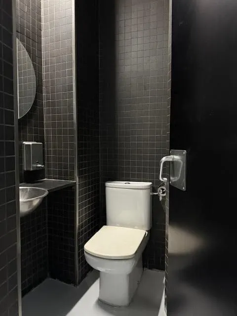 SE VENDE LOCAL TOTALMENTE INSTALADO PARA BAR — 18