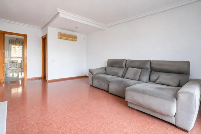 Almeria - cruz de caravaca: amplio triplex - 6 habitaciones + 3 baños + 1 aseo + garaje amplio + 2 salones + 2 cocinas + solarium — 7