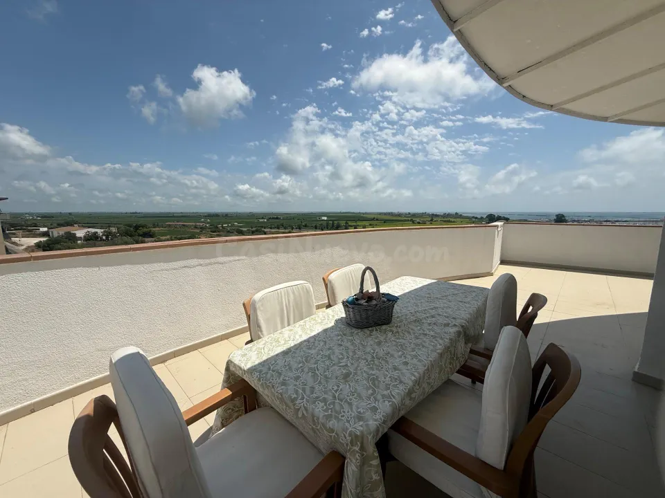 IMPRESIONANTE ÁTICO de dos habitaciones y parking