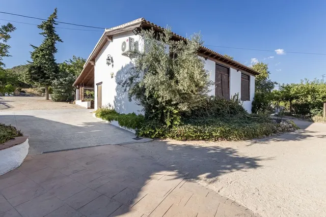 **NEGOCIO CONSOLIDADO DE EVENTOS Y ALOJAMIENTO TURÍSTICO EN UNA ESPECTACULAR FINCA ANDALUZA CERCA DE GRANADA** — 24